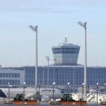 İklim aktivistleri Münih Havalimanı'nda kendilerini piste yapıştırdı, uçuşlar durduruldu