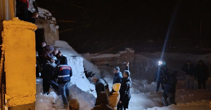 Balkon çatısı çöken evde mahsur kalan çift kurtarıldı