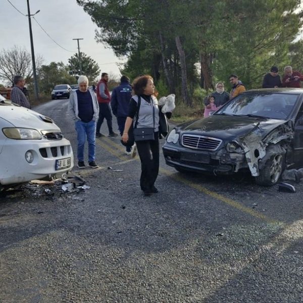 Milas’ta minibüs ile otomobil çarpıştı: 3 yaralı – Son Dakika Türkiye Haberleri