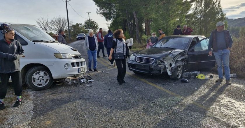 Milas’ta minibüs ile otomobil çarpıştı: 3 yaralı – Son Dakika Türkiye Haberleri