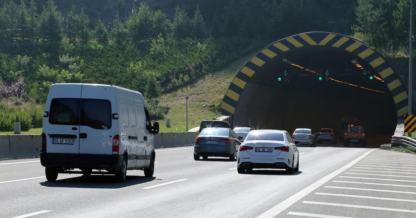 Bolu Dağı tüneli çıkışında bir kamyon devrildi ve ulaşım aksadı.