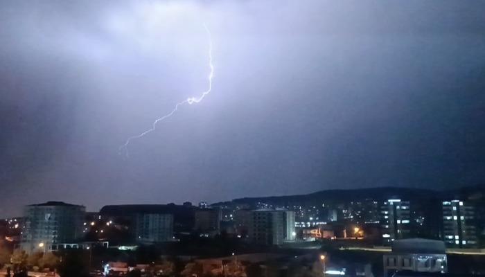 Gaziantep’te sağanak ve dolu etkili oldu, şimşekler geceyi aydınlattı 1