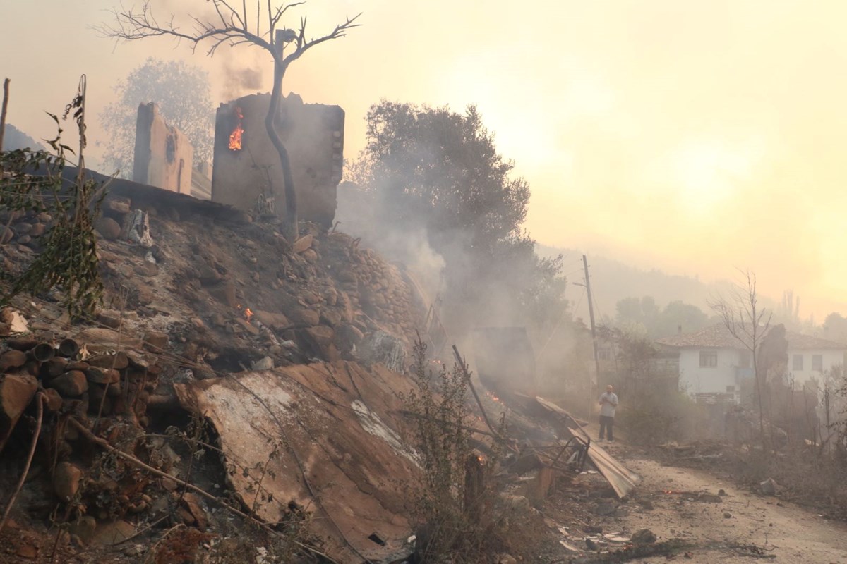 1751212128 370 Turkiyenin cigerleri yaniyor Iste yanginlarda son durum