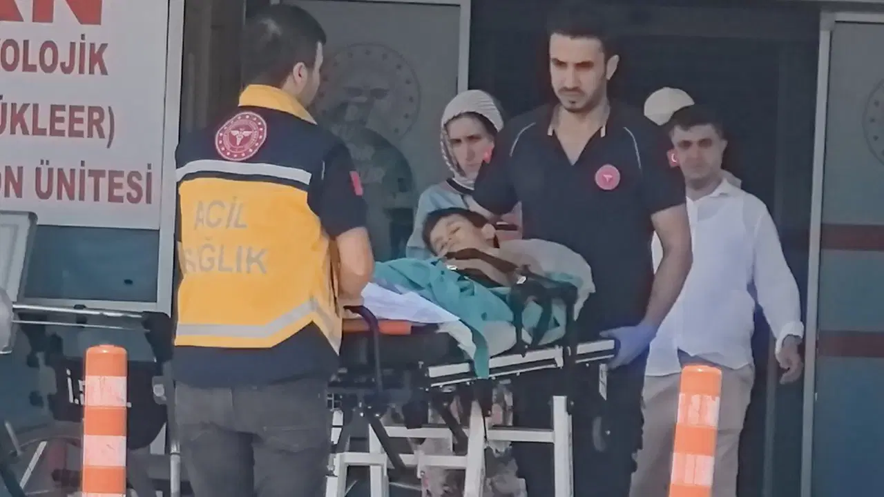 Kurban kesimi sirasinda feci kaza 7 yasindaki Cinar bicagin uzerine