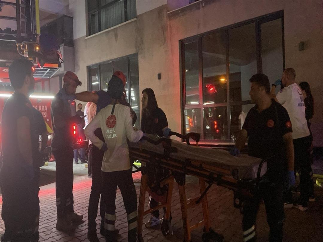 Ankara 26 -STOREY BINIRDA YANGIN PANİK ANKARA! Vatandaşlar tahliye ediliyor, dumandan etkilenenler 2