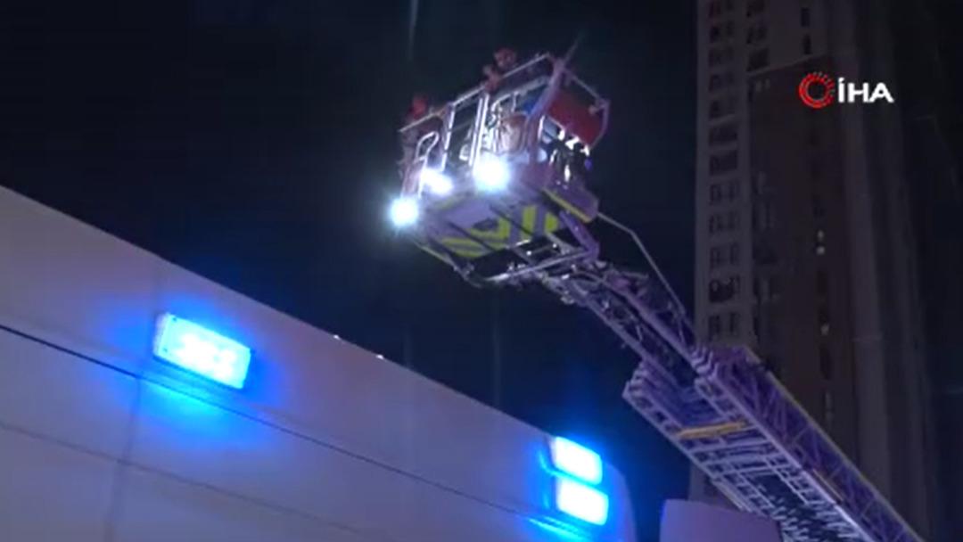 Ankara 26 -STOREY BINIRDA YANGIN PANİK ANKARA! Vatandaşlar tahliye ediliyor, dumandan etkilenenler 5