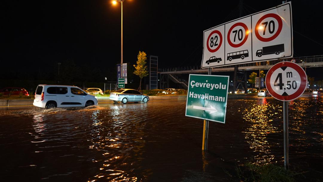 Derneğin Ankara var! 45 dakikalık şiddetli sellere neden oldu, yollarda araçlar mahsur kaldı 3