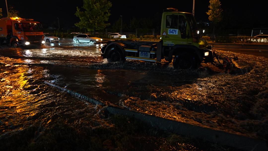 Derneğin Ankara var! 45 dakikalık şiddetli sellere neden oldu, yollarda araçlar mahsur kaldı 4