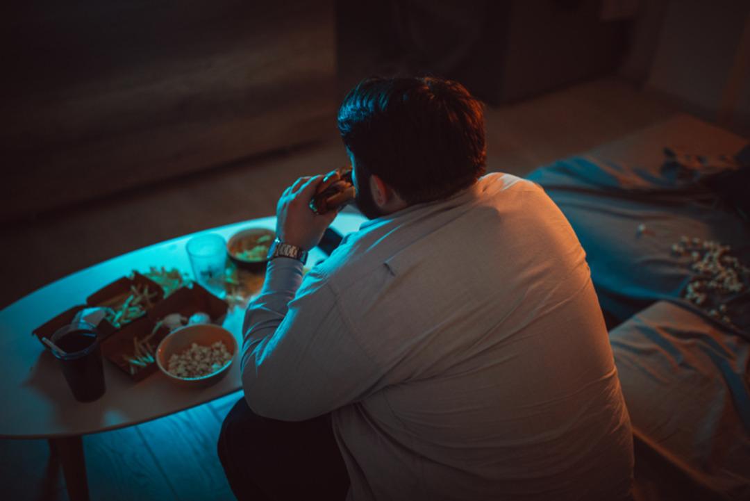 Herkes bu soruyu merak etti: Yemek geceleri kilo alıyor mu? Geceleri aç olduğunda ne yapabilirim? Uyumadan kaç saat önce yemeliyim? Uzmanlar açıkladı… 3