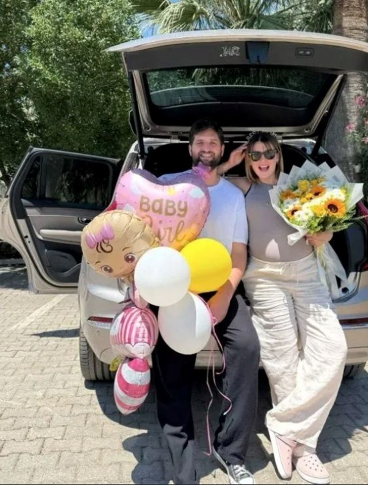 1755542018 443 Gizem Karacadan kizi Leyla Yaz ile yeni poz Benim dunyam