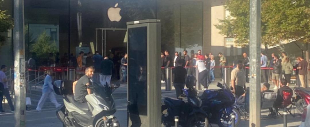 En ucuz 77.999 tl! İPhone 17'deki Türkiye kuyruk için meydana geldi: geceden bile bir liste yapmışlardır 2