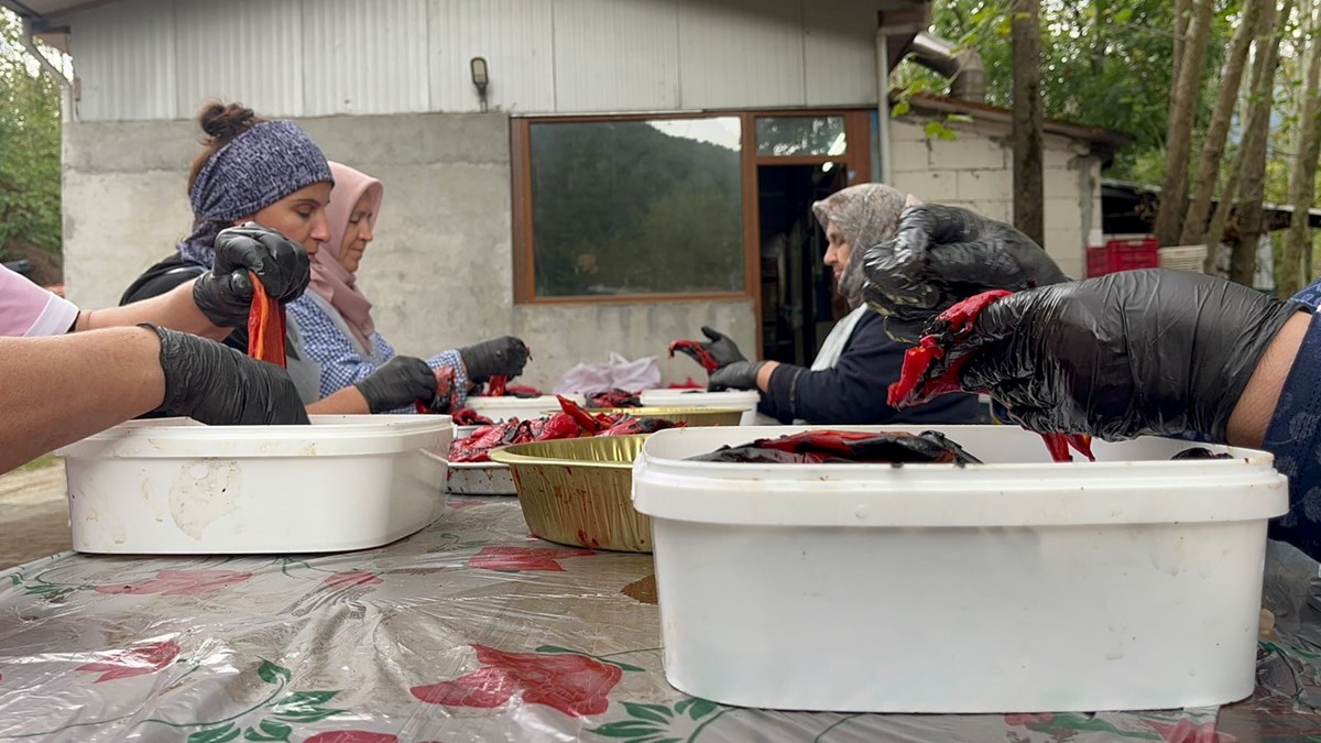 1758800285 211 Balkanlarin geleneksel lezzetini Bursaya getirdi 6 saat kaynatilarak hazirlaniyor