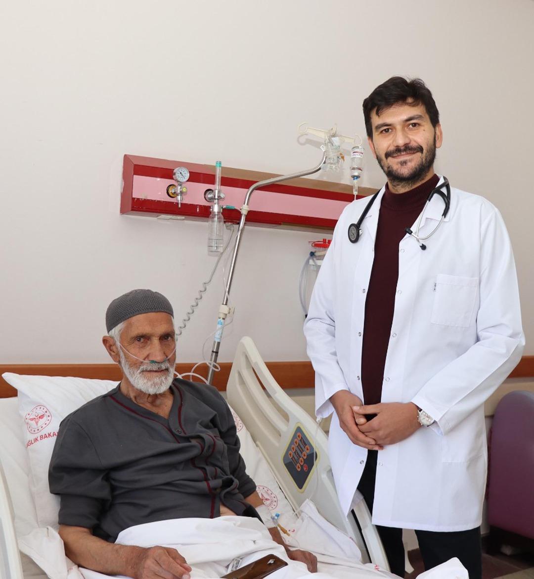 Çok nadir olay! 'Nefes alamıyorum' dedi, acile gitti: Kalbinden 1 litre sıvı boşaltıldı 3 Çok nadir olay! Nefes alamadığını söyleyerek acile gitti: Kalbinden 1 litre sıvı çekildi.