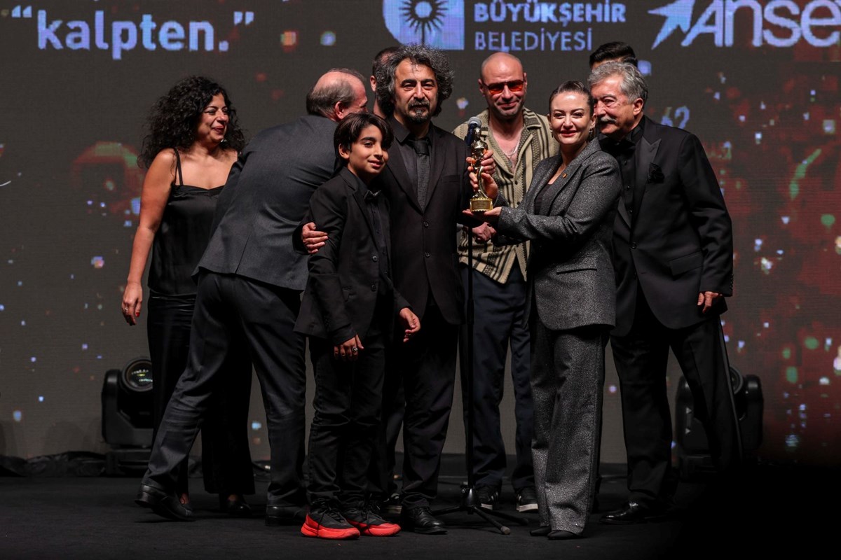 1762059723 475 62 Altin Portakalda oduller sahiplerini buldu ‘Tavsan Imparatorlugu 7 odulle