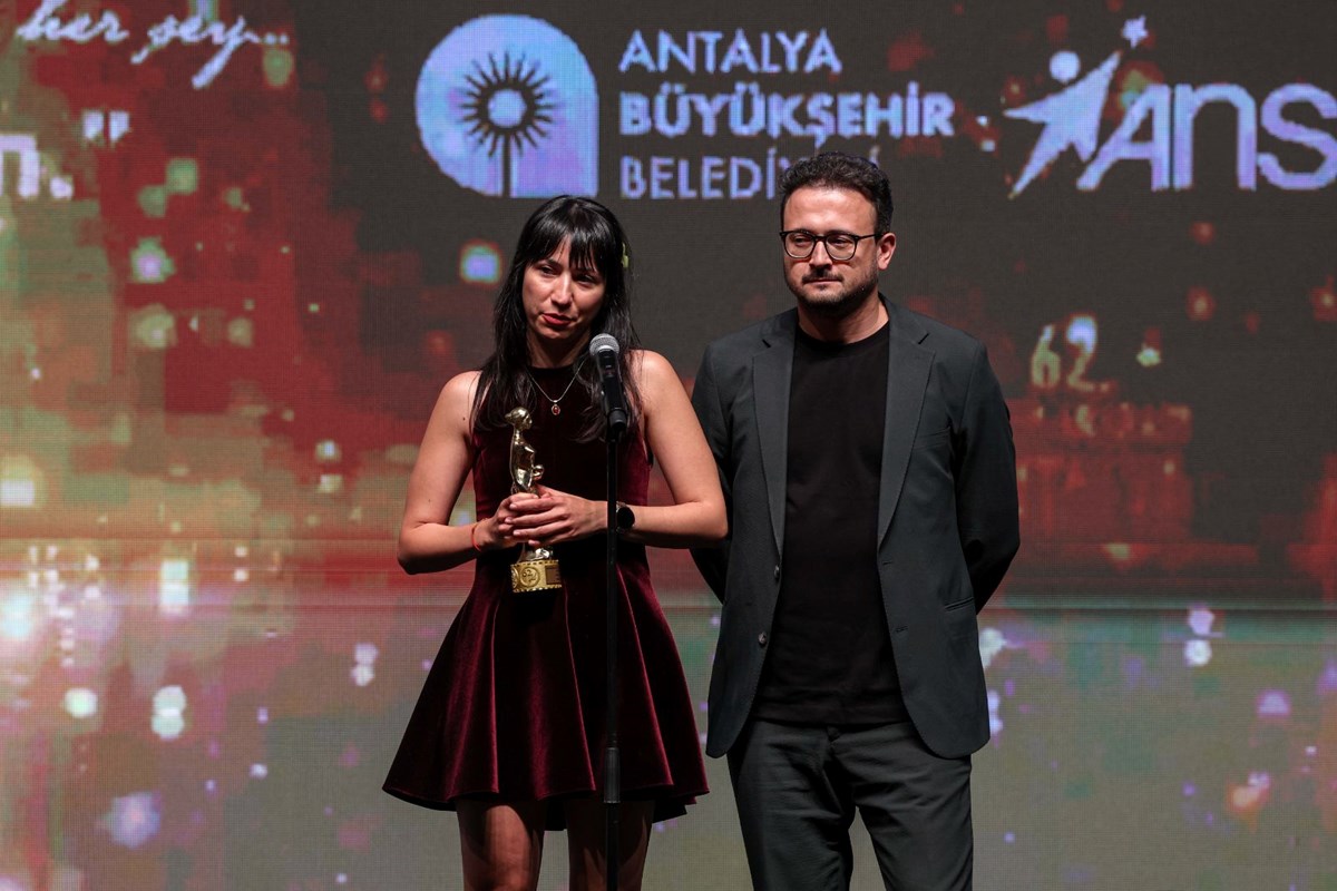 1762059724 544 62 Altin Portakalda oduller sahiplerini buldu ‘Tavsan Imparatorlugu 7 odulle