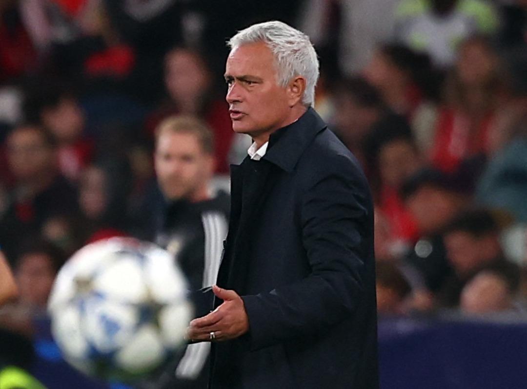 Fenerbahçe'nin eski teknik direktörü Jose Mourinho Portekizlileri de çıldırttı! Yenilgiye öyle bir bahane buldu ki... 2 Eski F.Bahçe Teknik Direktörü Jose Mourinho, Portekizliyi çılgına çevirdi! Yenilgiye öyle bir bahane buldu ki... 2