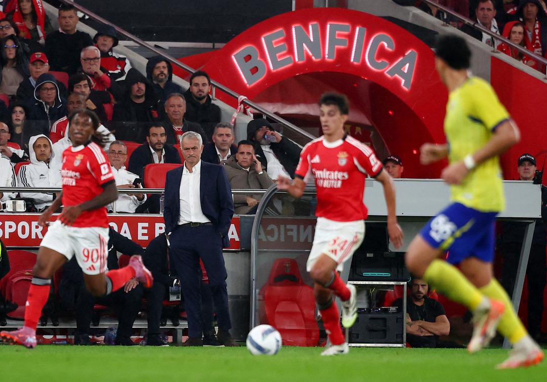 Fenerbahçe'nin eski teknik direktörü Jose Mourinho Portekizlileri de çıldırttı! Yenilgiye öyle bir bahane buldu ki... 4 Eski F.Bahçe Teknik Direktörü Jose Mourinho, Portekizliyi çılgına çevirdi! Yenilgiye öyle bir bahane buldu ki... 4