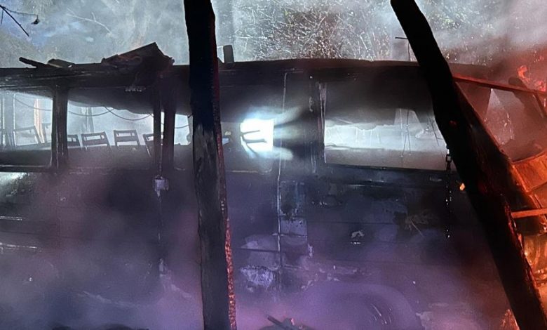 Bartın'da Yıldırım Düşmesiyle 2 Araç Yanarak Küle Döndü 1 AA 20251111 39685111 39685110 BARTINDA YILDIRIM ISABET EDEN 2 ARAC KULLANILAMAZ HALE GELDI 2184163