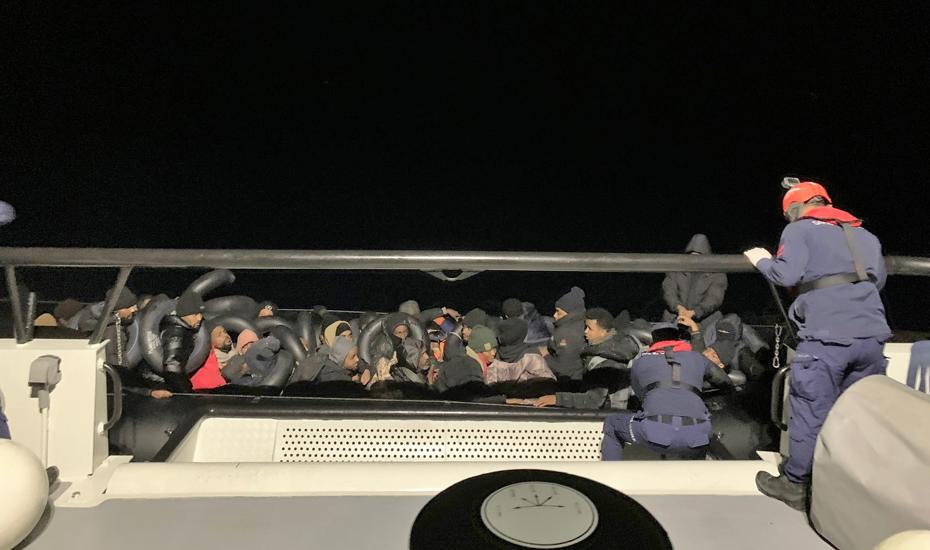 AA 20251222 40051104 40051103 IZMIR ACIKLARINDA 44 DUZENSIZ GOCMEN YAKALANDI 18 DUZENSIZ GOCMEN KURTARILDI 693410