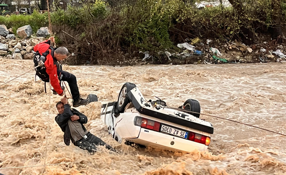 AA 20260328 40952610 40952602 MUGLADA SELE KAPILAN OTOMOBILDEKI 2 KISIDEN BIRI OLDU DIGERI KURTARILDI 924185