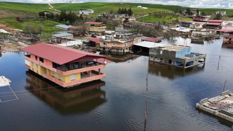 BARAJ KAPAKLARI ACILDI BOSALTILAN 10 EV 1277627 380202 5643382