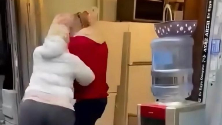 SISLIDE MUSTERIYLE SPOTCU ARASINDA BEN 1261177 375278 2404172